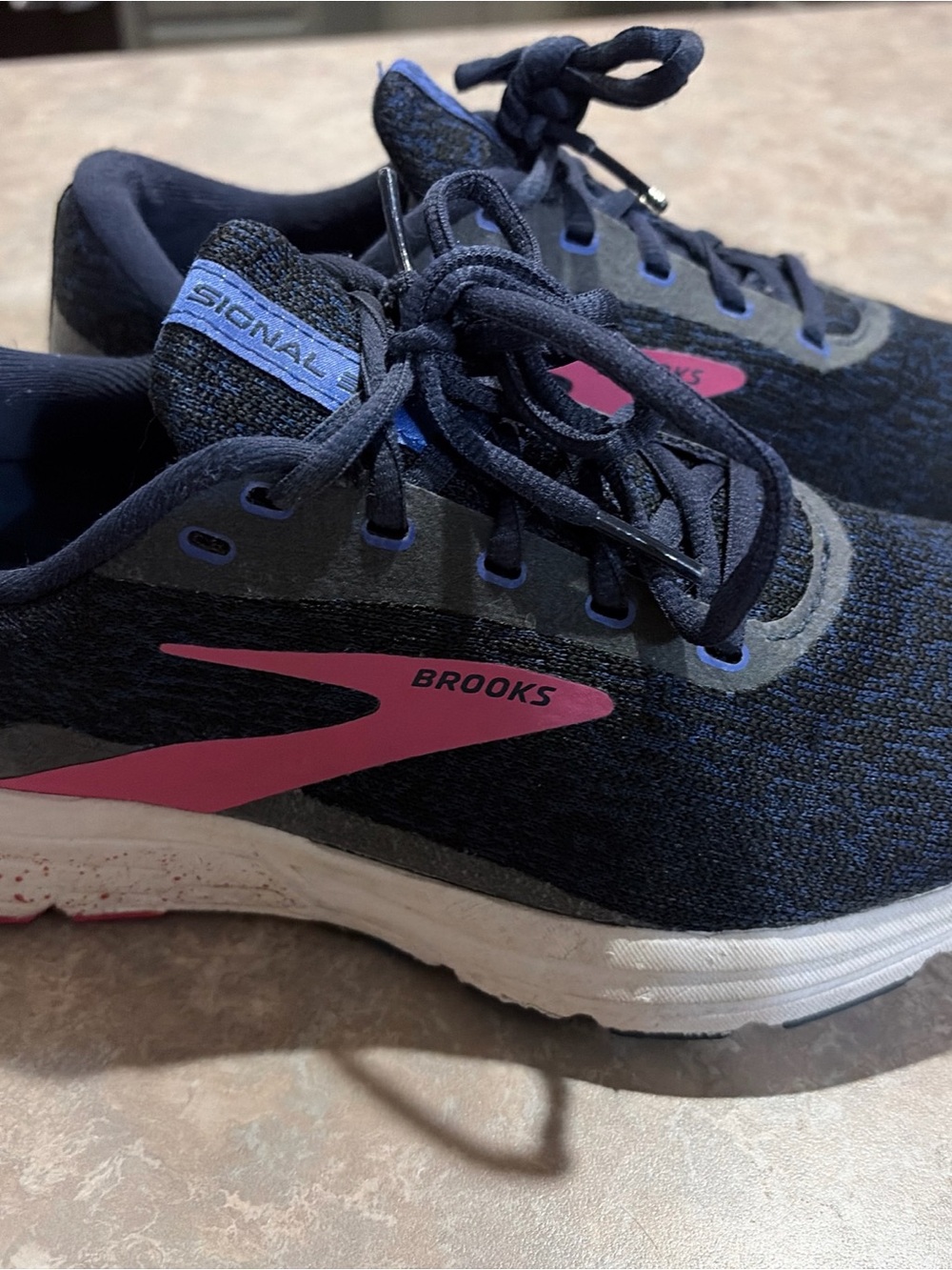 BROOKS SIGNAL RUNNING SHOES WOMENS SIZE 8